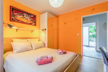 La chambre 4, au nord, avec vue sur le jardin zen. Pour le télétravail ou le jeu vidéo.