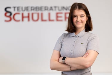 Lisa Piltser Steuerfachberaterin, im Hintergrund Schriftzug Steuerberatung Schüller