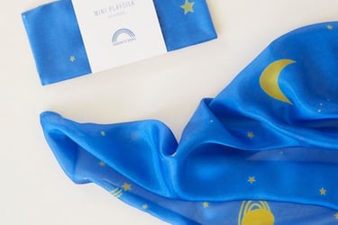 blauwe zijden doek met een maan en sterren, speeldoek van natuurlijk materiaal