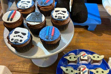 cupcakes de chocolate temáticos e bombom Yoda para uma festa de aniversário com tema Star Wars