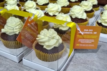 cupcakes com massa de chocolate e cobertura de chantilly colorido