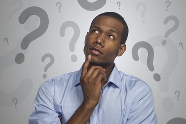 homme qui se pose des question sur l'installation de panneaux solaire sur mauguio