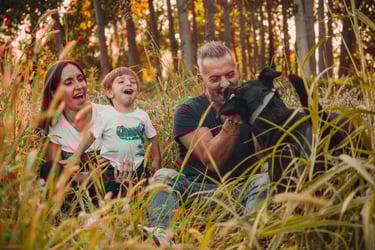 famiglia con bambino e cane nero
