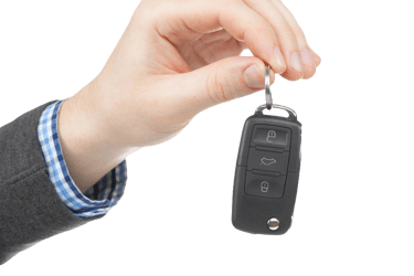 une main qui tient un clé de voiture