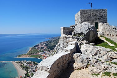 The photo shows the view from the Mirabela fortress in Omiš