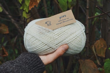 ein wollknäul der marke piies in hell