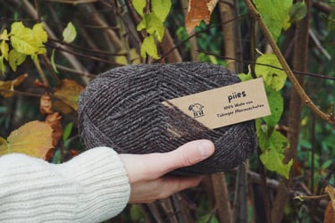 ein wollknäuel der Marke piies in dunkel 