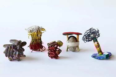 un groupe de petites sculptures de différents types d'art