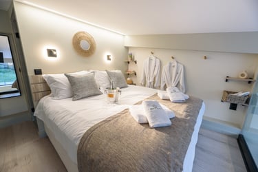 Bedroom, King size bed, bathrobes, 2 bathrooms