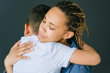 Mère embrassant sont enfant