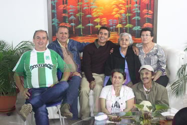 Madre y hermanos del poeta Jairo Carrasquilla Tobón.