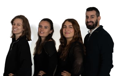 4 personnes en noir qui sont l'équipe de MaxThomasBois