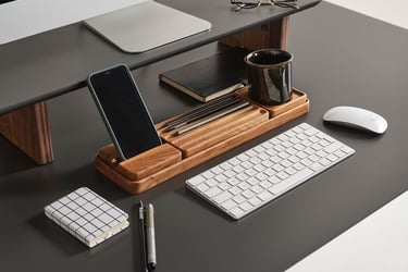„Schreibtisch mit Smartphone und Notizblock als Darstellung des telefonischen Erstgesprächs