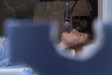 Fotografía de performance de Mireia Martínez (@mireiamartinez_actriz) sobre vínculos afectivos.