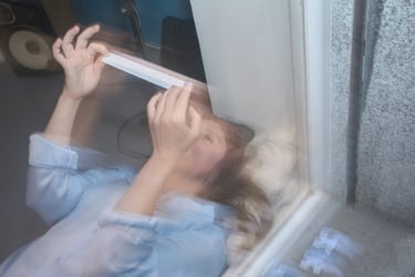 Fotografía de performance de Mireia Martínez (@mireiamartinez_actriz) sobre vínculos afectivos.