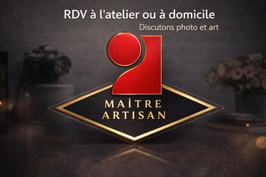 Logo Maître Artisan photographe d'art rouge et or avec appareil photo professionnel en arrière-plan.