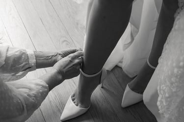 mariée qui met ses chaussures