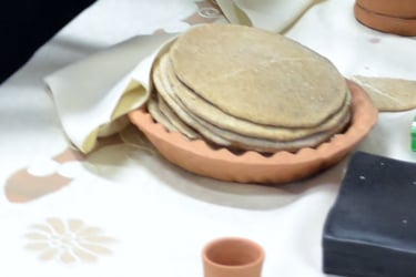 Cesto di terracotta con i Pani Azzimi per la celebrazione della Pasqua. Santa Cena