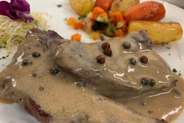 Solomillo de cerdo, salsa a la pimienta, patatas fritas y ensalada