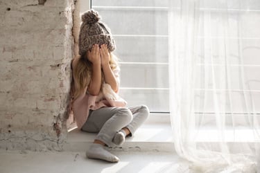 enfant assise qui pleure