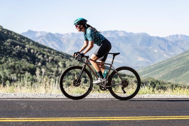 Femme cycliste dans la montagne