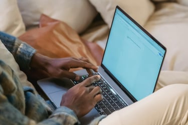 freelancer iniciante trabalhando online em casa