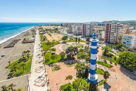 Paseo marítimo, playa y faro de Torre del Mar.