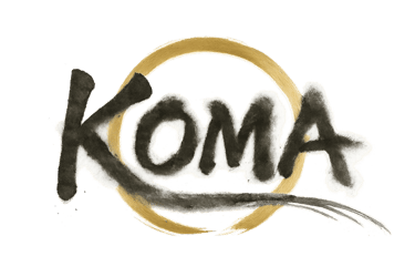 El logotipo único de la marca "KOMA", producción artesanal de las tijeras profesionales de peluquería.
