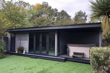 Garden room with hot tub covered area