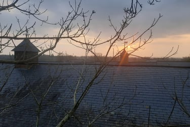 Photo d'un couché de soleil sur les écuries