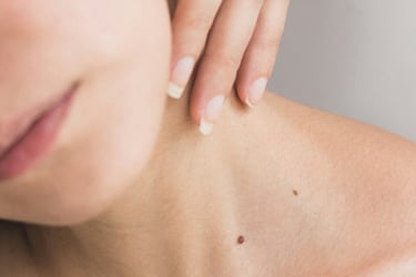 massage du cou. réduction de la rétention d'eau grâce au drainage lymphatique