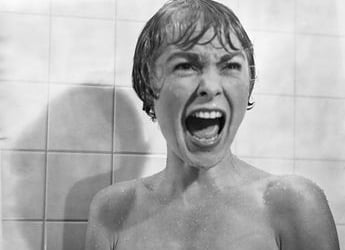Femme terrifiée hurlant dans sa douche - Meurtre de Marion Crane sous la douche