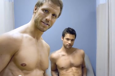 Deux hommes torses nus sexy regard face caméra