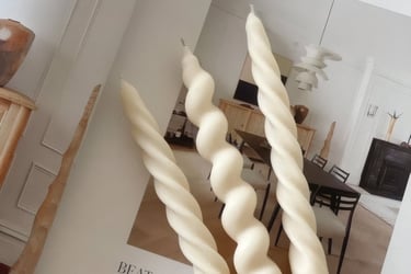 Bougie posée sur un livre