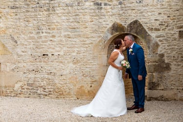 Couple venant de se marié s'embrasse