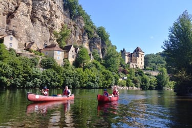 a group of people in a canoe on a Dordogne river