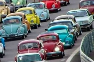 carros coloridos no trânsito anos 80