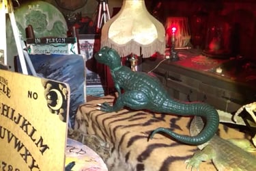 O brinquedo do caso ‘The Devil Made Me Do It’ no Museu dos Warrens (Vida Real)