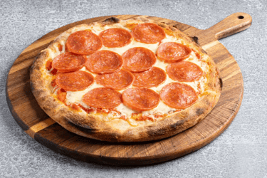 Πίτσα με σαλάμι πεπερόνι σε ξύλινη βάση
