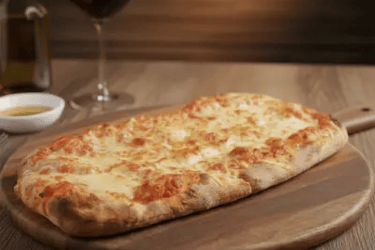 Pinsa romana με τυριά σε ξύλινη βάση