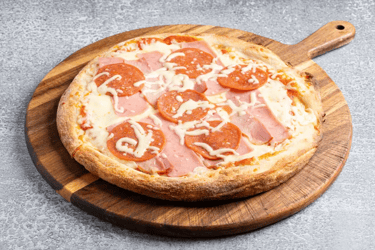 Πίτσα με αλλαντικά  σε ξύλινη βάση