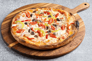 Pizza με λαχανικά σε ξύλινη βάση