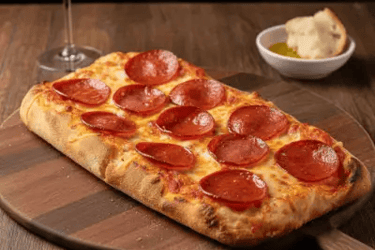 Pinsa romana με σαλάμι  σε ξύλινη βάση