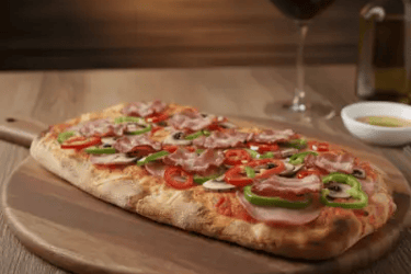 Pinsa romana με λαχανικά και αλλαντικά σε ξύλινη βάση