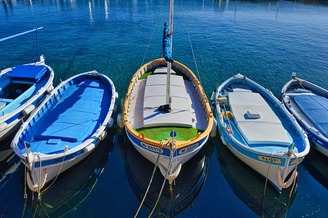 vue de barques amarrées dans le port de Cassis
