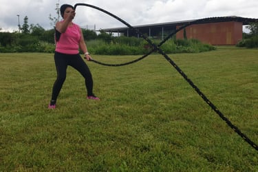 femme remise en forme battle rope