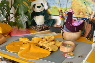 Atelier de fabrication de peluches artisanales avec tissus découpés et outils