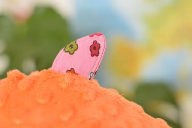 Détail de couture et tissu sur une peluche artisanale faite main