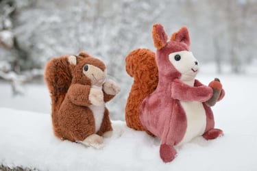 Écureuil en peluche artisanale et écureuil en peluche industrielle dans la neige