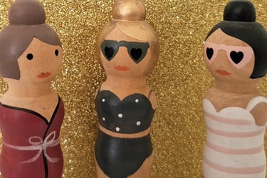 Drei weibliche Holzfigren